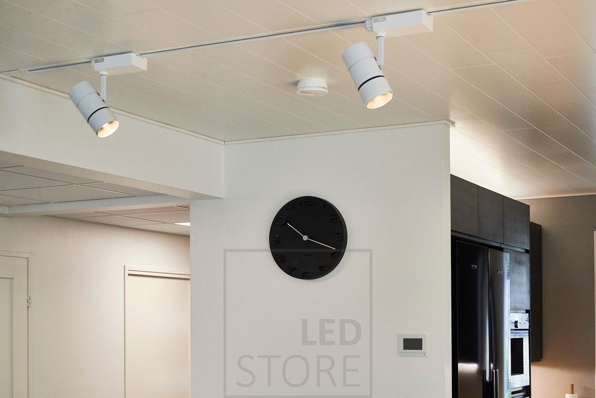 Led kiskovalaisimet yleisvalaistuskena, keittiökaappien päällä led nauha valaisemassa epäsuoraa valoa keittiöön. Ledstore.fi